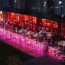 Dcoration-terrasse-restaurant-Laval-effet-wow-en-lumires-roses 6